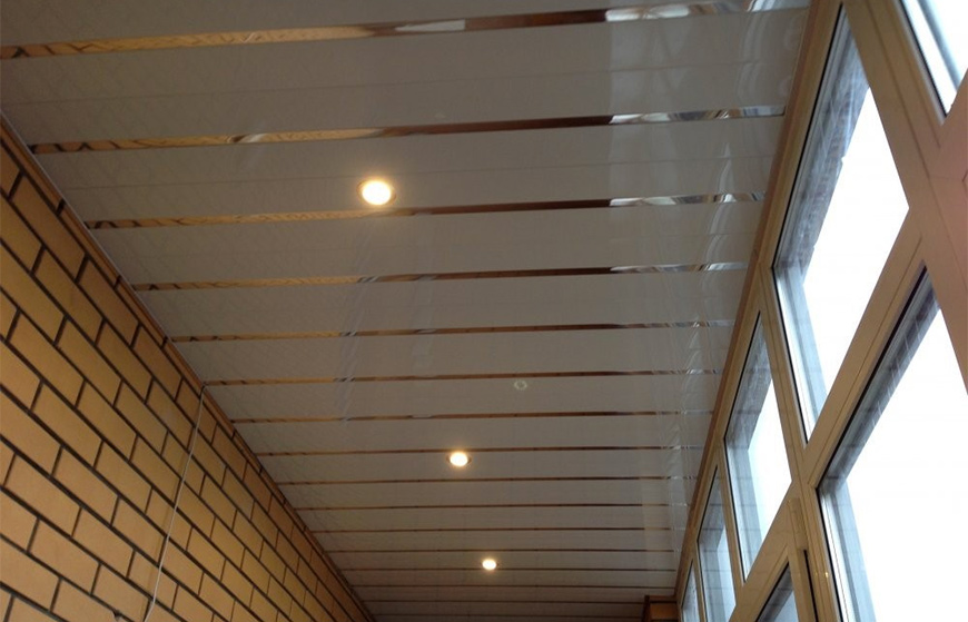 Алюминиевый реечный потолок на балконе