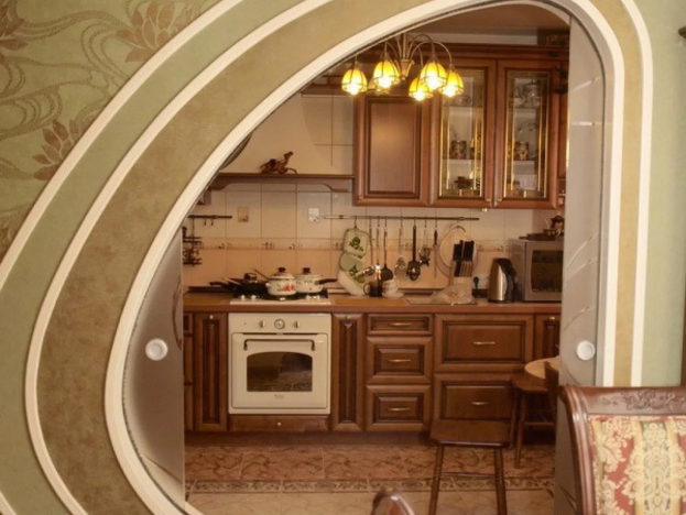 Межкомнатная арка на кухню необычной формы