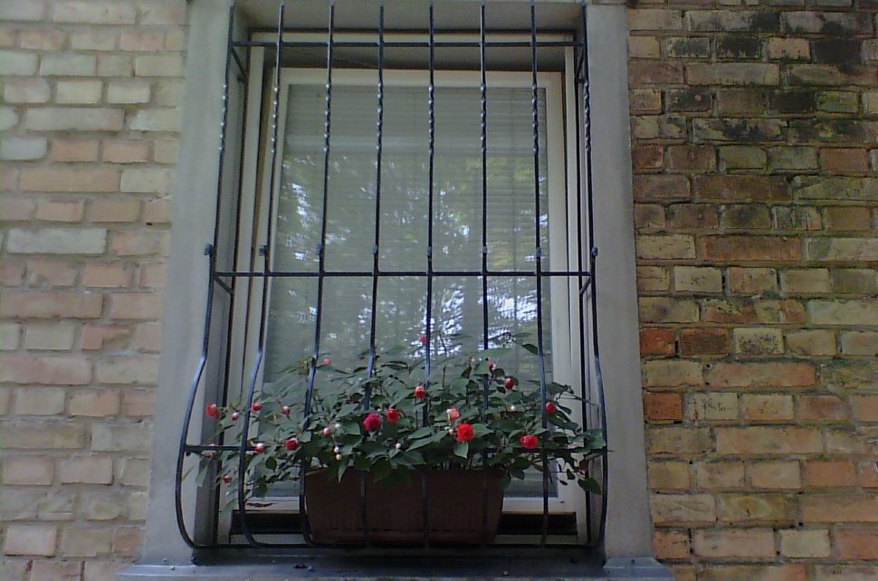 Классические металлические решетки на окна для защиты от взлома