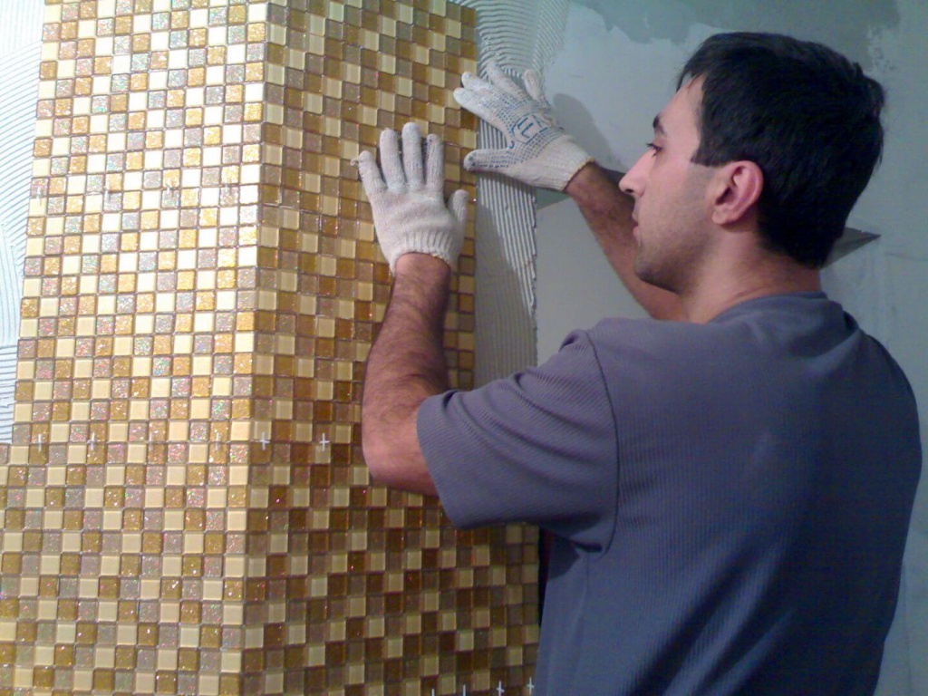 Крепление полотна мозаики в ванной комнате