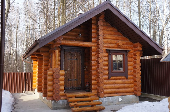 Деревянные двери на входе в традиционную русскую баню