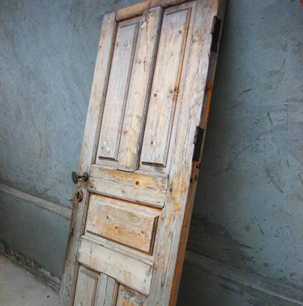Межкомнатная дверь со сходом лакокрасочного покрытия