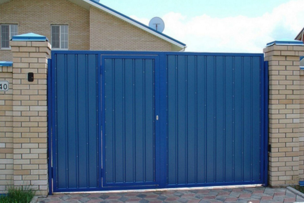 Недорогие металлические распашные ворота из уголка и профнастила синего цвета
