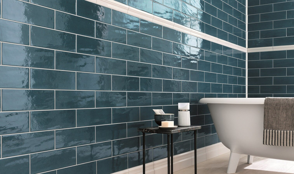 Глазурованная керамическая плитка в дизайне ванной