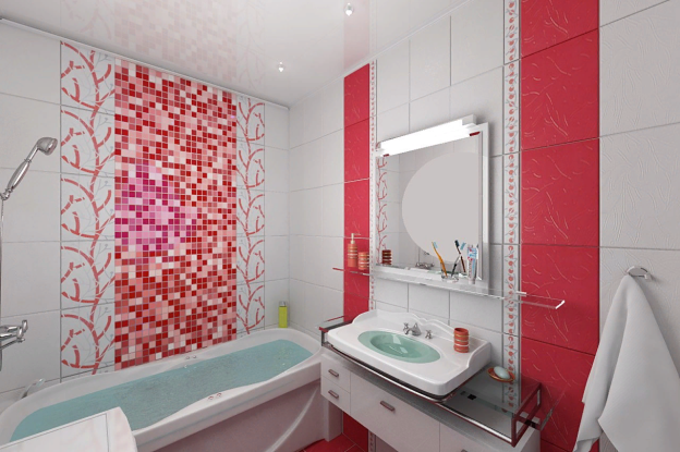 Декорированное панно из мозаики в маленькой ванной комнате