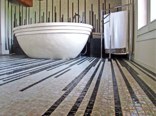Напольное покрытие ванной комнаты из плитки, выложенное мозаикой