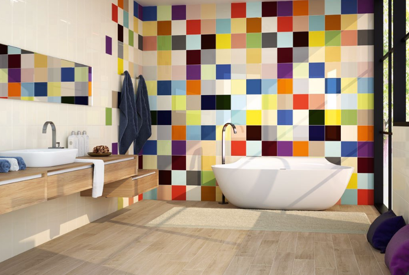 Крупная квадратная разноцветная плитка в ванной