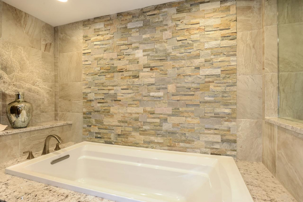 Гибкий камень на стенах в ванной комнате может отлично имитировать натуральный материал