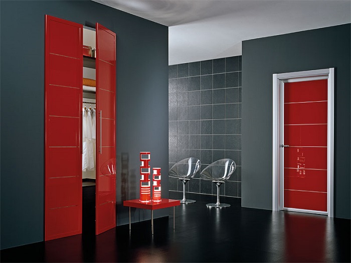 Акцент в интерьере на ярко-красные, глянцевые межкомнатные двери в стиле модерн