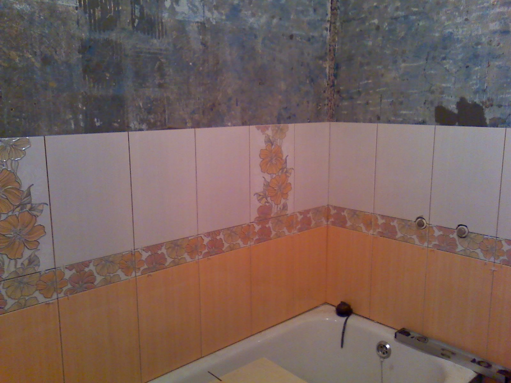 Процесс укладки настенной плитки в ванной комнате