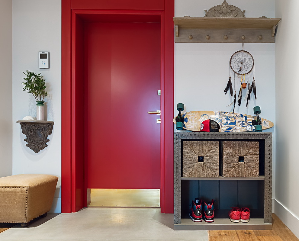 Металлическая входная дверь с красной коробкой для прихожей в стиле эклектика