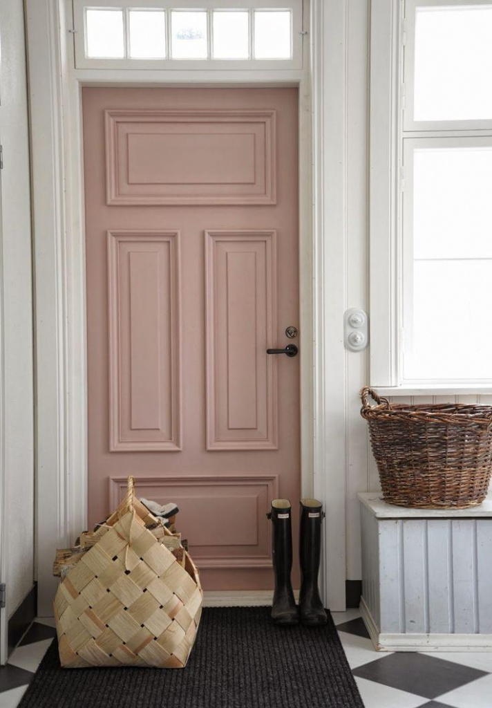 Межкомнатная дверь цвета капучино в интерьере современной прихожей