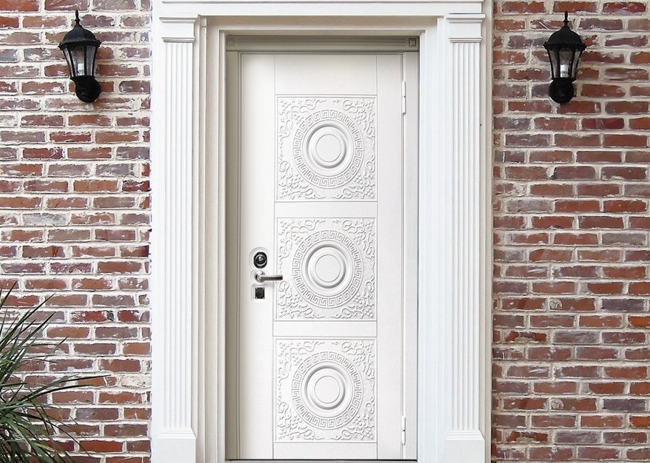 Дверь с терморазрывом с отделкой в стиле барокко