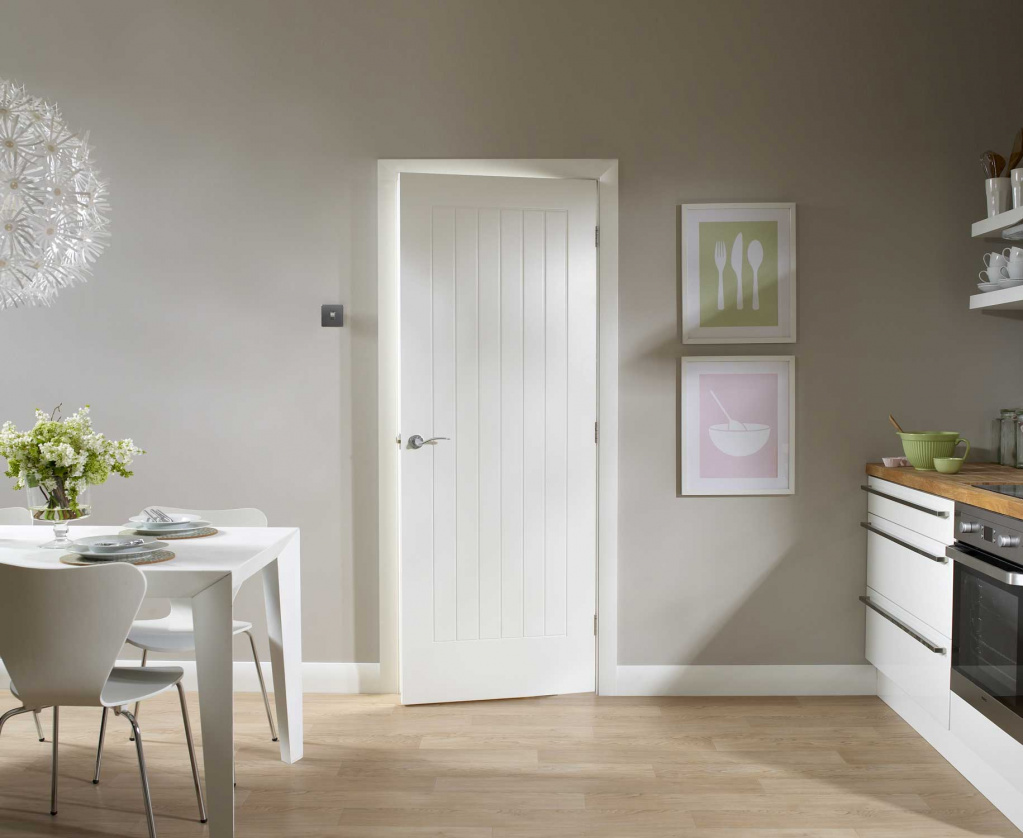 Белая межкомнатная дверь совместима с разными фактурами отделки и может быть установлена в любой комнате
