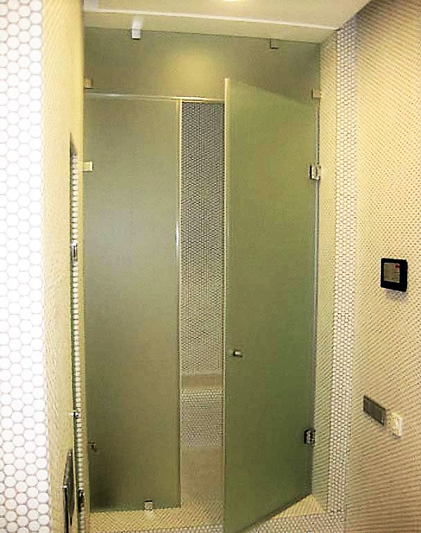 Матовая стеклянная дверь в ванную