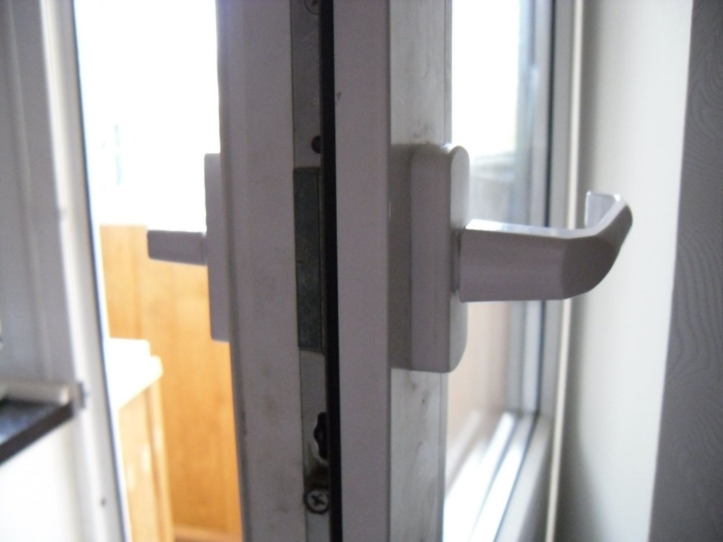 Ослабление прижима балконной двери проверяется со всех сторон коробки
