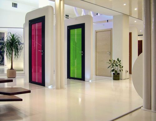 Межкомнатные двери с яркими стеклянными вставками в интерьере хай-тек