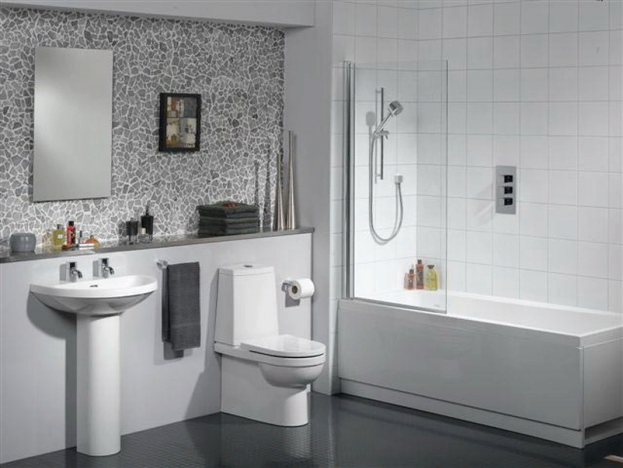Белая плитка в сочетании с серыми декором из мозаики в маленькой ванной