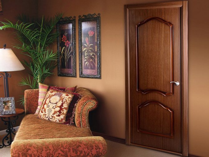 Дверь благородного, темно-орехового цвета в уютной спальне
