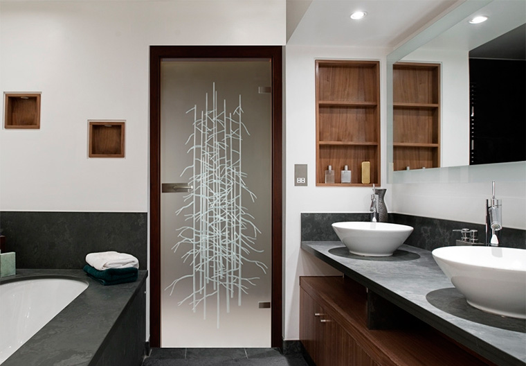 Стеклянные двери для ванной – стильно и практично