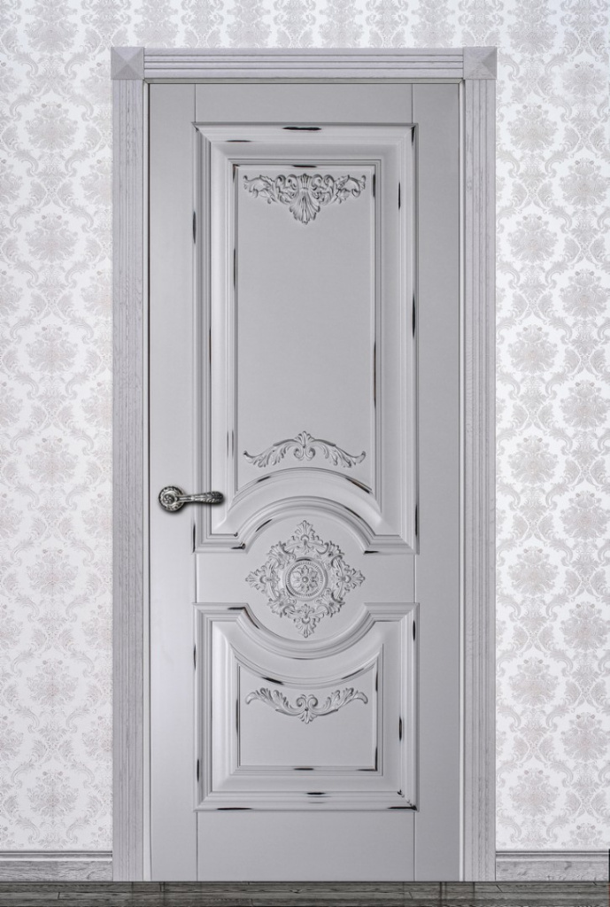 Белая дверь Прованс с вензелями и орнаментом