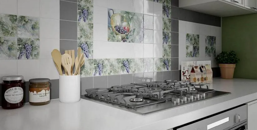 Рисунок в обрамлении плитки белого цвета на кухне