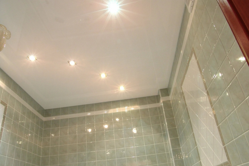 Белый натяжной потолок в ванной