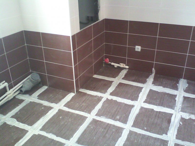 Укладка плитки на стены и пол ванной 