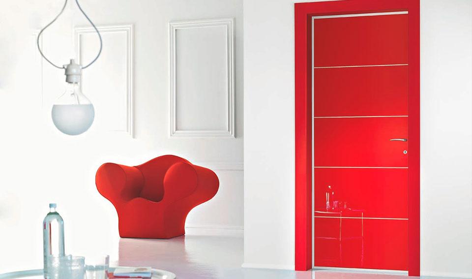 Красные двери акриловой краской в минималистичном интерьере