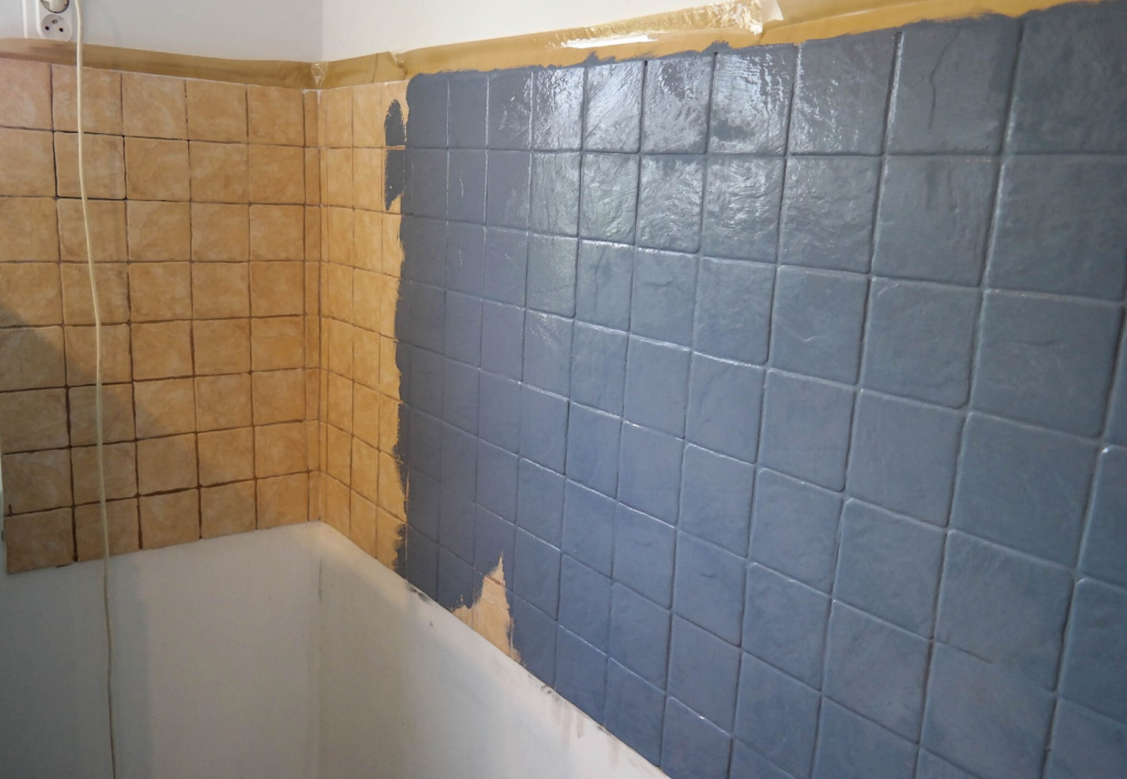 Покраска плитки в ванной в серый цвет