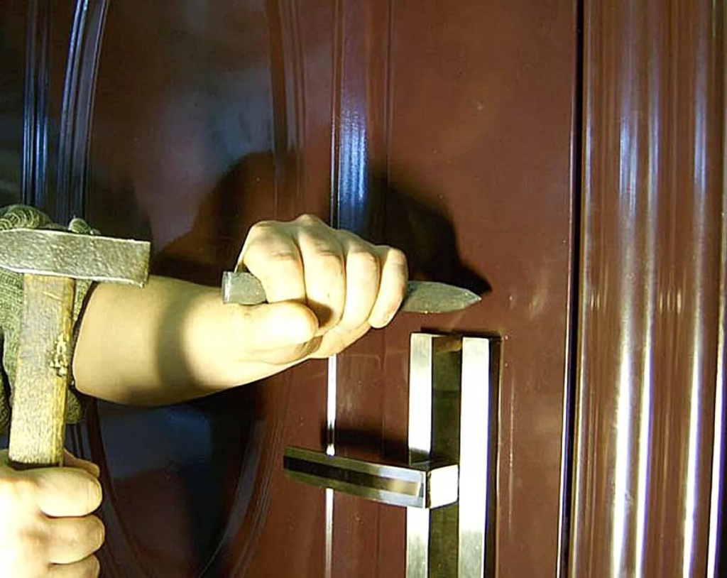  Крепкий нож тоже может «помочь открыть» дверь 