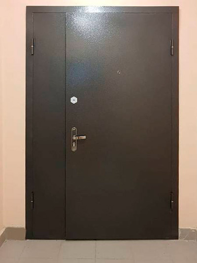  Коричневые технические тамбурные двери с боковой фрамугой из металла