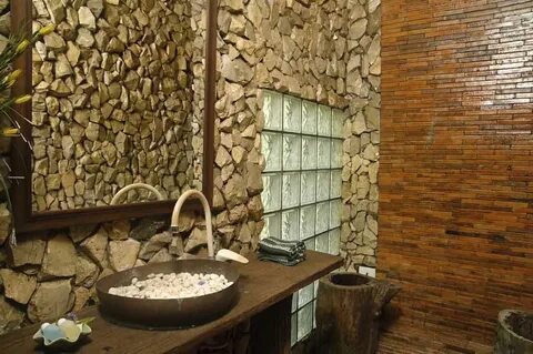 Отделка декоративным камнем стен ванной комнаты