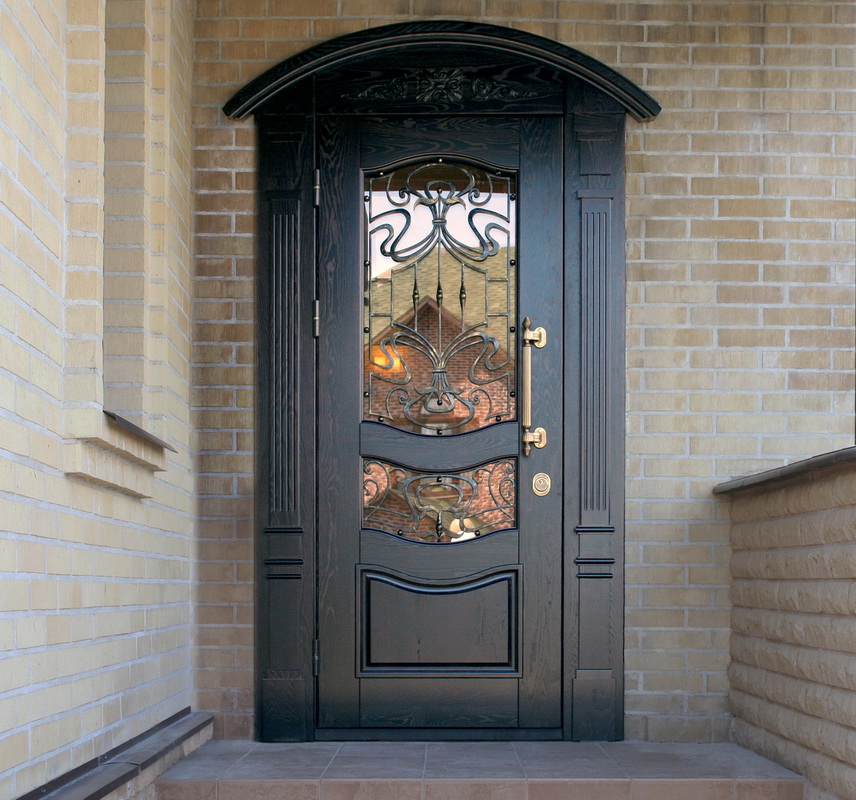 Входная дверь – главное украшение частного дома