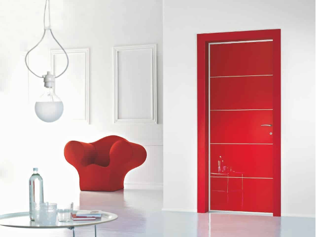 Акцентная красная межкомнатная дверь на фоне белого интерьера