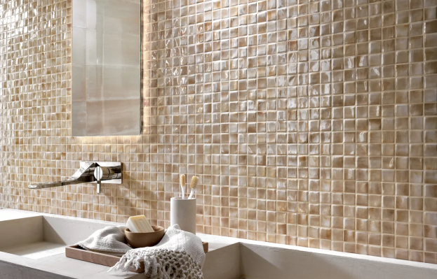 Мозаичная облицовка стен в ванной комнате