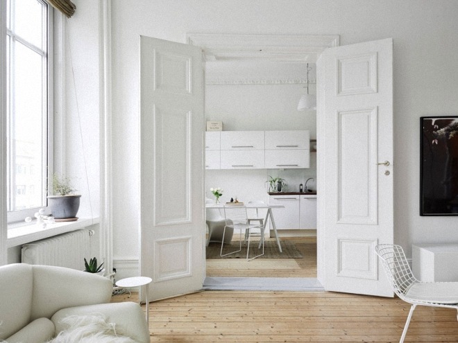 Белые двери в скандинавском стиле отличаются массивностью и крупными рельефами