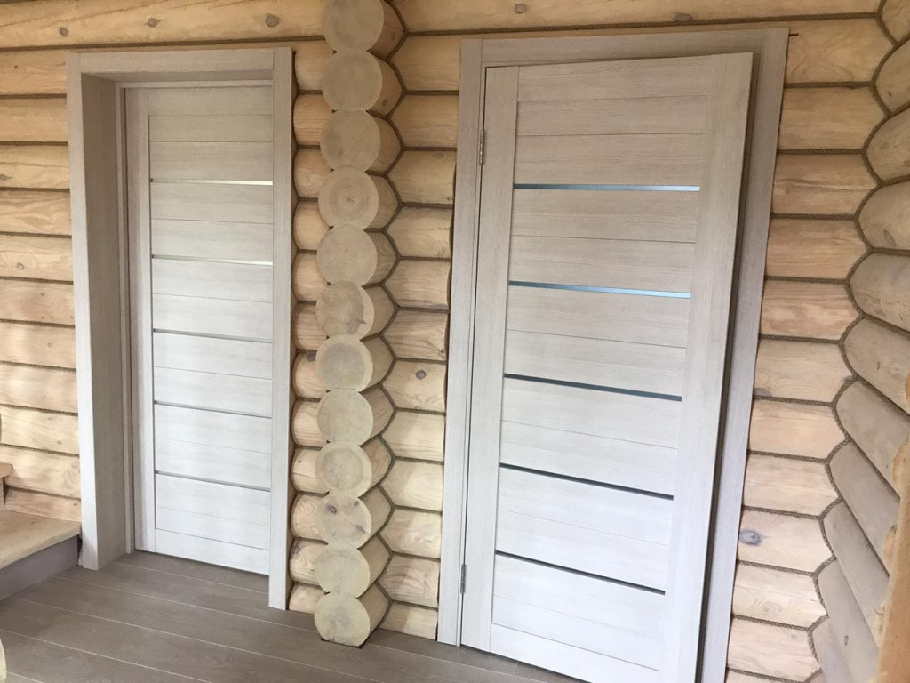 Двери цвета капучино вералинга со стеклом для бани