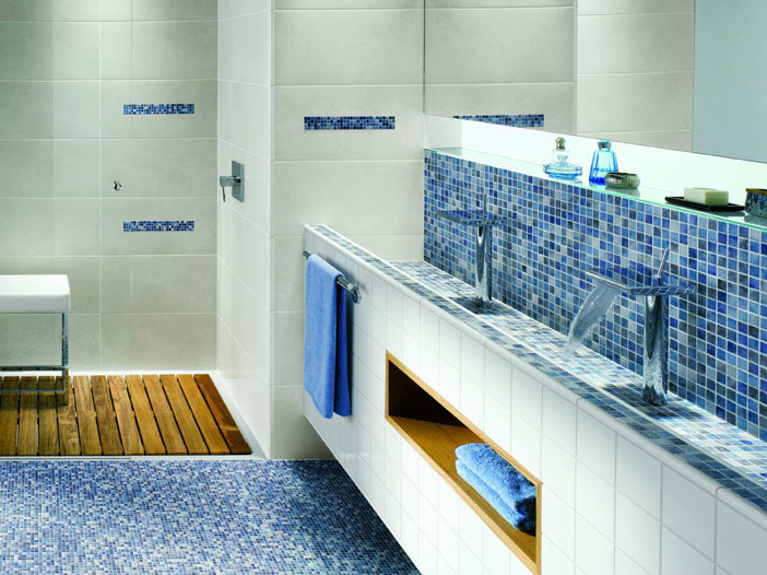 Мозаичная плитка на полу в ванной