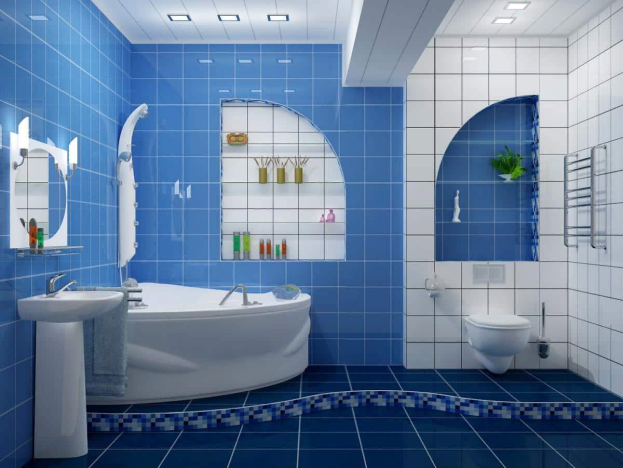 Плитка голубого цвета в небольшой ванной комнате