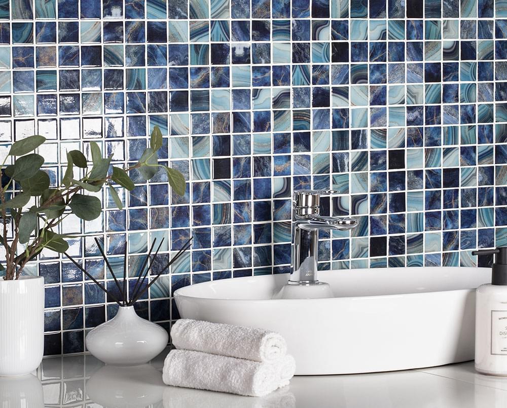 Насыщенная мозаичная плитка в интерьере ванной комнаты