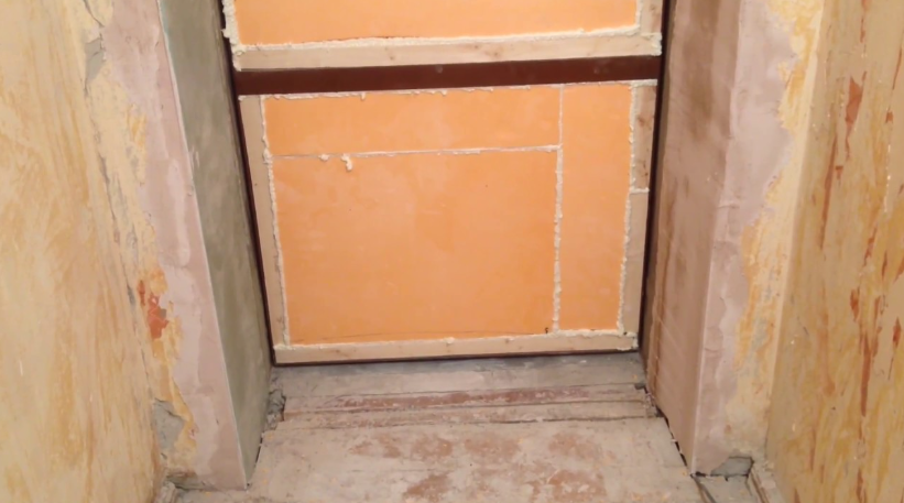 Всесторонняя обработка входной двери для шумоизоляции – в дверной коробке и с внутренней стороны