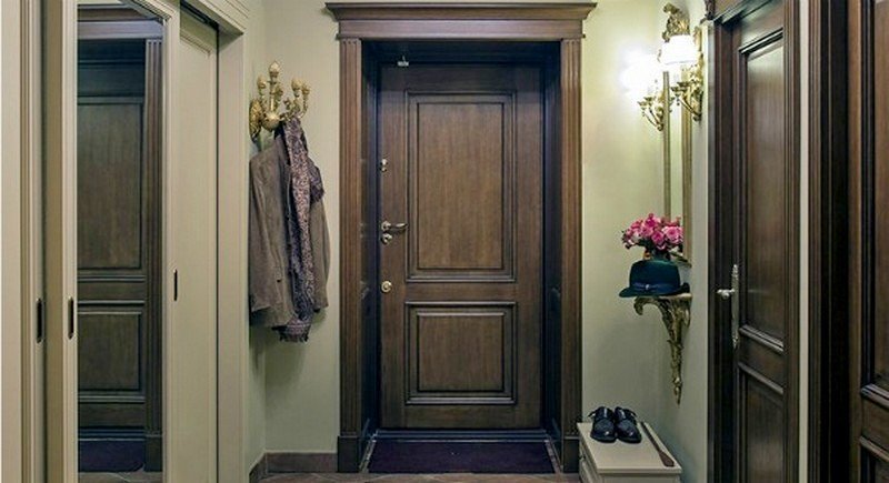 Деревянная входная дверь в интерьере прихожей в стиле ретро-классика