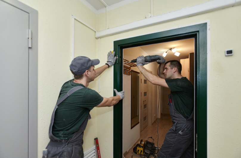 Профессиональная помощь мастеров в монтаже входной двери