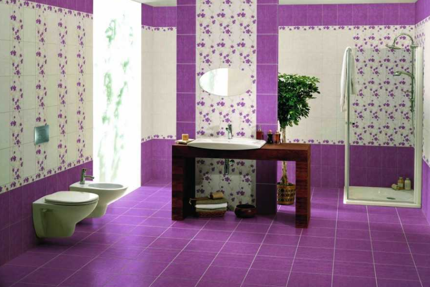 Гармоничное оформление ванной комнаты плиткой контрастных цветов
