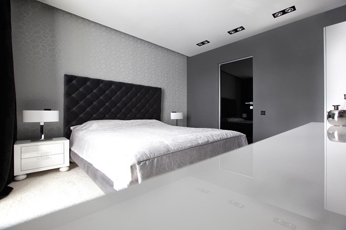 Черный цвет дверей даже в спальне выглядит органично, если она выполнена в стиле минимализм