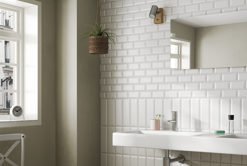 Скандинавский стиль с белой плиткой в ванной комнате