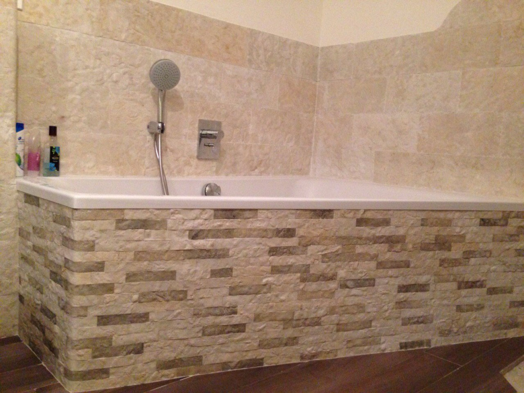 Гибкий камень в отделке стен ванной визуально мало отличается от натурального материала