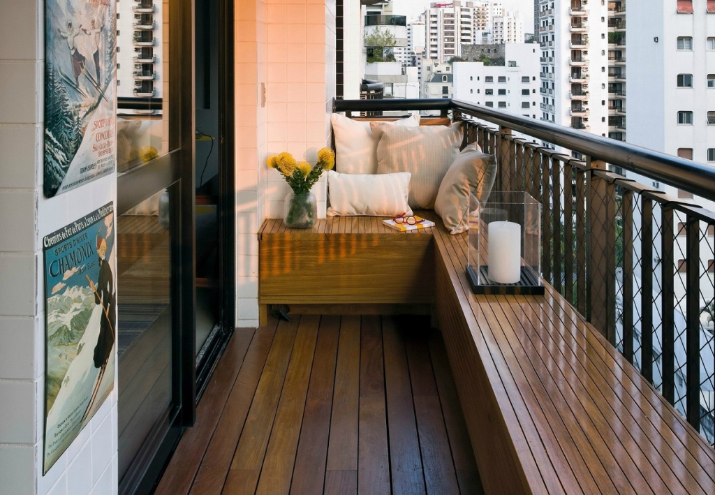 Отделка открытого балкона декоративными рейками
