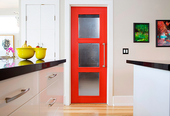Яркий дизайн крашеной двери на кухне